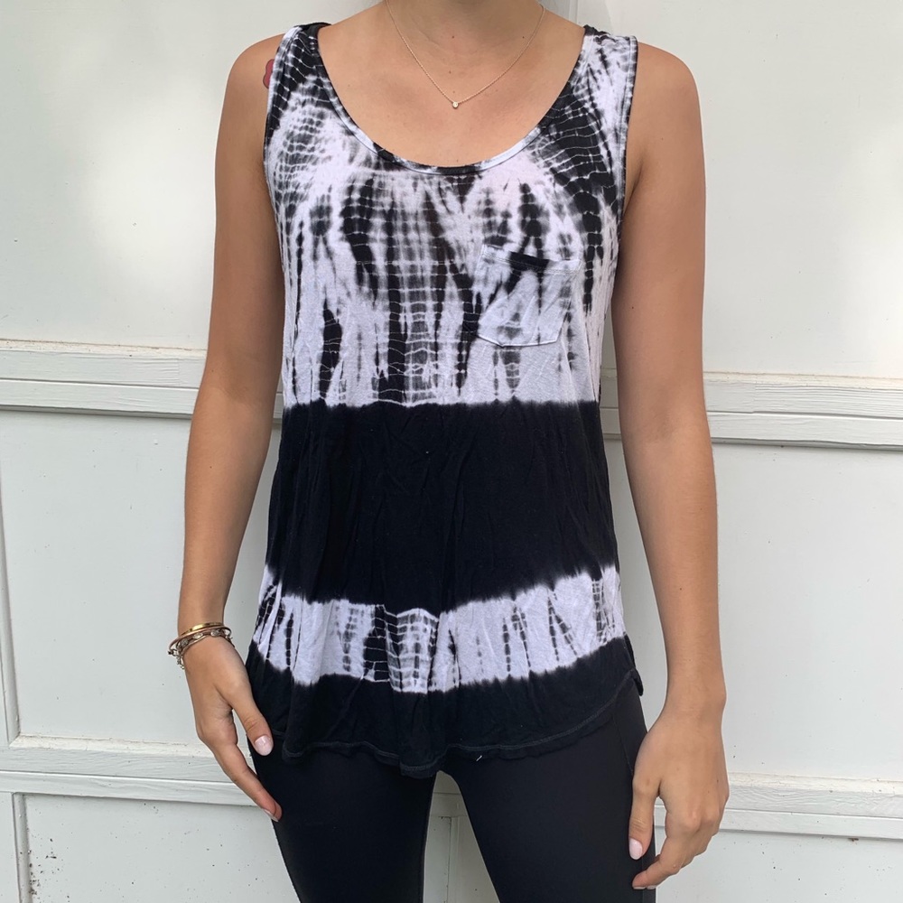 B&W tie dye tank